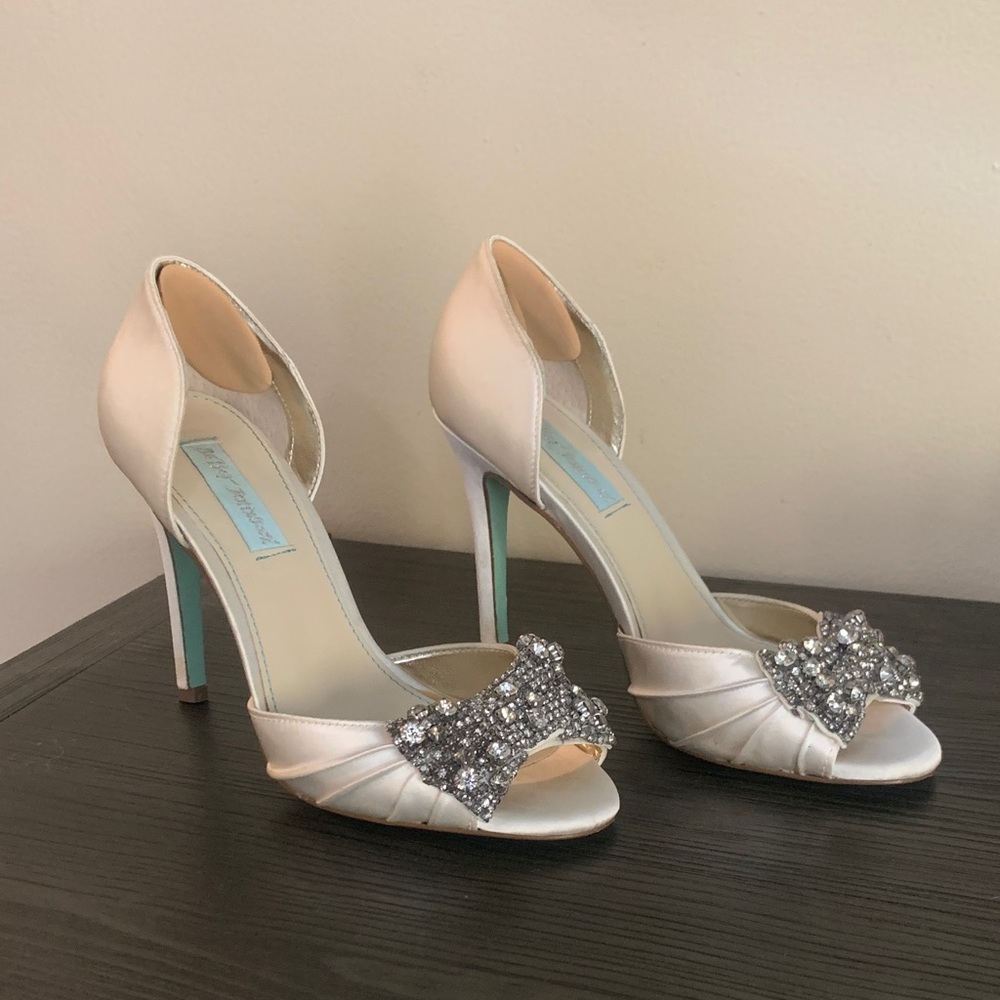 Blue betsey Johnson Elegant White Satin Heels w blue bottoms wedding homecoming
